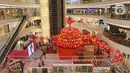 Pengunjung melihat instalasi spring lights di Atrium Senayan City, Jakarta, Rabu (22/1/2020). Jelang Tahun Baru Imlek, Senayan City menghadirkan instalasi Mega Brown setinggi 2,5 meter dan Pop Up Shop terbesar yang bisa dinikmati mulai 17 Januari sampai 9 Februari 2020.(Liputan6.com/Herman Zakharia)
