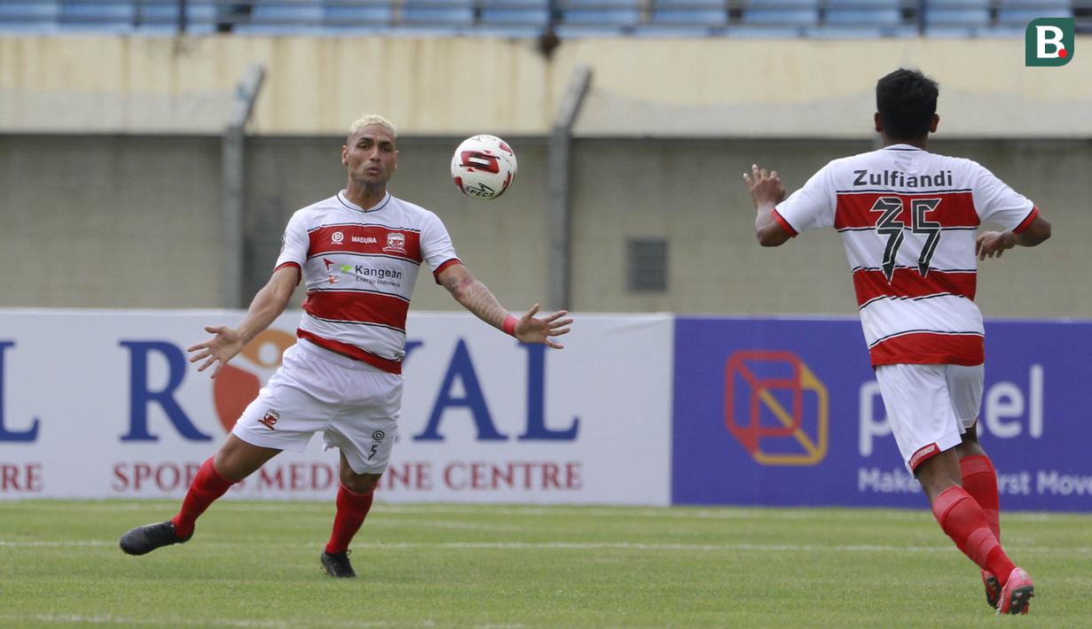 Jaimerson Xavier. Bek Madura United ini melakukan aksinya saat menghadapi PSS Sleman di Stadion Si Jalak Harupat, Bandung (23/3/2021). Skor masih 1-1 saat Madura United mendapat tendangan bebas pada akhir babak kedua. (Bola.com/M Iqbal Ichsan)