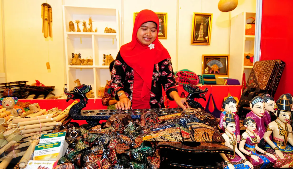 Selain perhiasan dan pernak-pernik asli Nusantara, Pameran HUT Dekranas ke-35 juga menyajikan mainan anak-anak khas Nusantara, Jakarta, Jumat (5/6/2015). (Liputan6.com/Yoppy Renato)