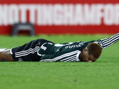 Pemain Manchester United, Marcus Rashford, terkapar saat melawan Nottingham Forest pada laga pekan ke-20 Premier League 2023/2024, Minggu (31/12/2023) dini hari WIB. MU takluk dengan skor 1-2. (AFP/Darren Staples)