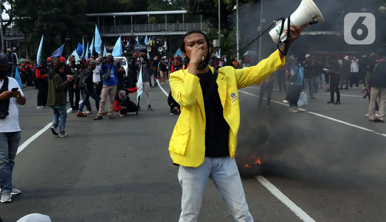 Mahasiswa dari berbagai elemen dan kampus berunjuk rasa di kawasan Patung Kuda Jalan Medan Merdeka Barat, Jakarta, Selasa (10/11/2020). Mahasiswa menuntut pencabutan pengesahan Omnibus Law UU Cipta Kerja melalui Perppu. (Liputan6.com/Helmi Fithriansyah)