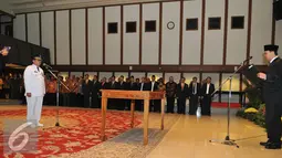 Basuki T Purnama (kanan ) membacakan sumpah ke calon Walikota Jaksel Tri Kurniadi pada saat pelantikan di balai kota, Jakarta, Kamis (13/8/2015). Tri resmi menggantikan Syamsuddin Noor yang dipecat. (Liputan6.com/Herman Zakharia)