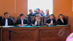 Tim kuasa hukum Suryadharma Ali (SDA) saat sidang perdana praperadilan mantan Menteri Agama tersebut di Pengadilan Negeri Jakarta Selatan, Senin (30/3/2015). Sidang gugatan praperadilan SDA ditunda hingga besok, Selasa (31/3). (Liputan6.com/Yoppy Renato)