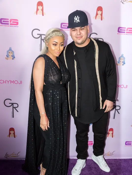 Kabarnya, Rob Kardashian memberikan 28 macam karangan bunga untuk Blac. Tak hanya itu, Rob rela merogoh kocek besar demi membeli jet pribadi untuk berlibur ke Miami bersama Blac Chyna. (AFP/Bintang.com)