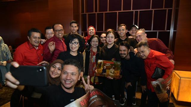 Puan Maharani bersama para pemain film Nagabonar Reborn. (Foto: Dok. Biro Pemberitaan Parlemen.)