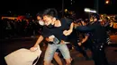 Polisi terlibat bentrok dengan pengunjuk rasa yang menolak RUU Ekstradisi di luar gedung parlemen, Hong Kong, Senin (10/6/2019). Unjuk rasa ini diselenggarakan oleh Front Hak Asasi Manusia (HAM) Sipil. (AP Photo/Kin Cheung)