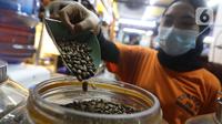 Aktivitas pekerja di salah satu gerai kopi di Jakarta, Jumat (19/11/2021). Data Gabungan Eksportir Kopi Indonesia (Gaeki) mencatat ekspor kopi secara Nasional sepanjang Januari-Juli 2021 mencapai 294.243 ton atau naik 2,63% dibandingkan dengan periode yang sama tahun lalu (Liputan6.com/Angga Yuniar