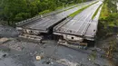 Aliran air bercampur dengan lumpur bahkan merobohkan sebuah jembatan. (Taiwan's Central News Agency (CNA)/AFP)