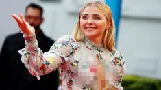Senyum manis aktris Chloe Grace Moretz saat menghadiri pembukaan Festival Film Deauville American di Prancis, (2/9). Chloe tampil cantik dengan gaun menerawang bermotif bunga bunga. (AFP PHOTO/CHARLY TRIBALLEAU)
