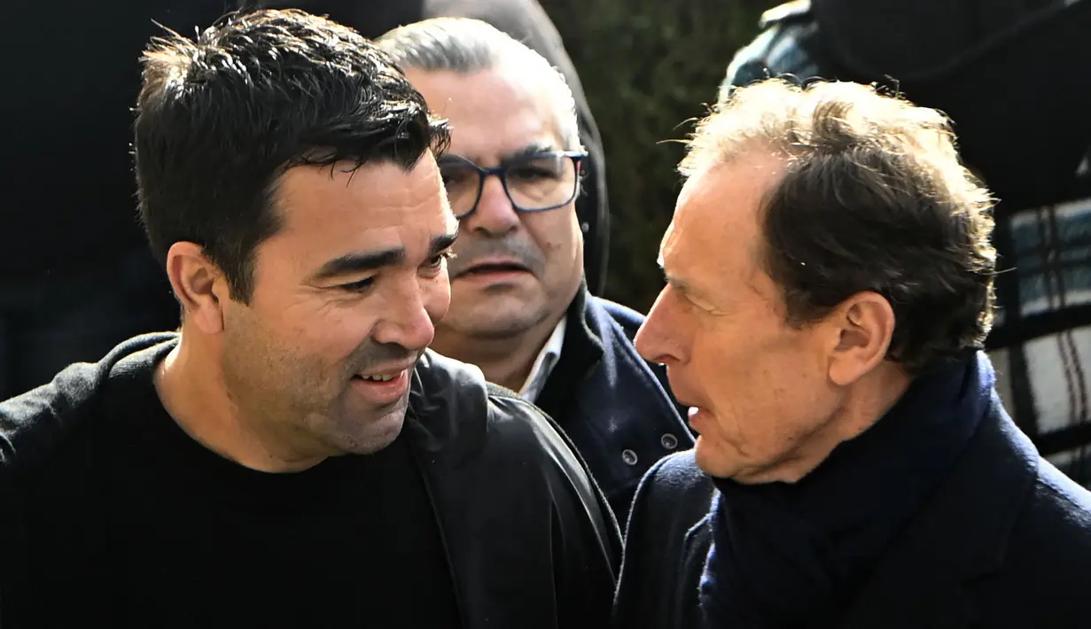Sports Director F Barcelona, Anderson de Souza Deco (kiri) dan public relations Real Madrid, Emilio Butragueno menghadiri acara penghormatan untuk mendiang mantan presiden FC Porto, Jorge Nuno Pinto da Costa di Stadion Dragao, Porto, Portugal pada 17 Februari 2025. Pinto da Costa, menjabat sebagai presiden FC Porto dari tahun 1982 hingga 2024 dan meninggal dunia pada usia 87 tahun. (AFP/Miguel Riopa)