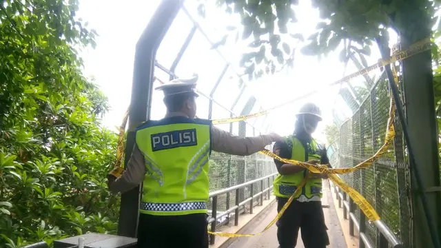 JPO Tersangkut Badan Truk Akhirnya Dipolice Line