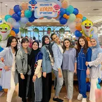 Titi Kamal tampil dengan blazer panjang biru dipadukan inner putih yang serasi dengan celana nya. [@titi_kamall]