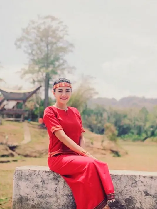 Aktris sensasional Nikita Mirzani saat mengabadikan momen ketika ia memakai pakaian adat Tana Toraja berwarna merah. Meski tak memakai pakaian seksi, pesona ibu dua anak itu tetap terpancar. (instagram.com/nikitamirzanimawardi)