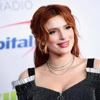Dilansir dari HollywoodLife, banyak penggemar yang mengatakan bahwa penampilan Bella Throne menjadi aneh dan ia tak lagi cantik akrena bibirnya yang mirip Kylie Jenner. (Emma McIntyre / GETTY IMAGES NORTH AMERICA / AFP)