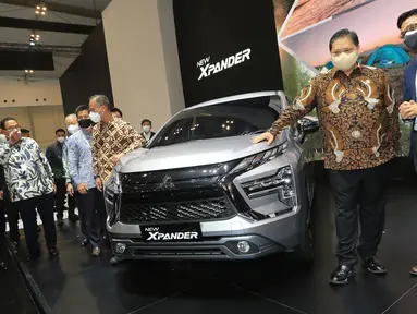 Menko Perekonomian RI Airlangga Hartarto dan a Director of Sales & Marketing Division PT Mitsubishi Motors Krama Yudha Sales Indonesia Irwan Kuncoro berbincang pada peluncuran New Xpander pada pameran GIIAS 2021 di ICE BSD, Serpong Tangerang, Kamis (11/11/2021). (Liputan6.com/HO/Mitsubishi)