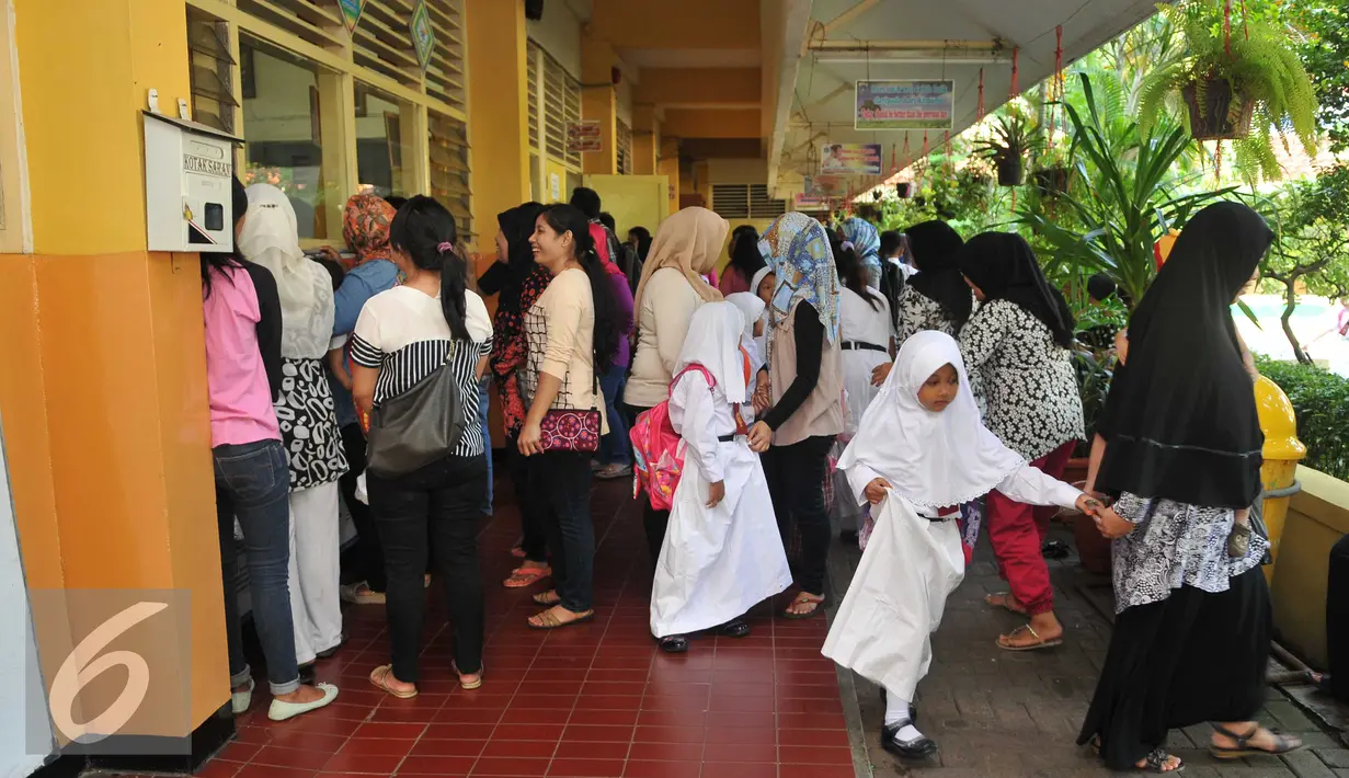 Sejumlah orang tua saat melihat anaknya belajar di hari pertama sekolah di SD Gunung 01, Jakarta, Senin (18/7). Menteri Pendidikan dan Kebudayaan Menghimbau para orang tua untuk mengantar anak-anaknya di hari pertama sekolah. (Liputan6.com/Gempur M Surya)