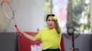 Selebritas Nagita Slavina melakukan servis pada laga tenis nomor ganda campuran Turnamen Olahraga Selebriti Indonesia (TOSI) yang digelar di GOR UNJ, Jakarta, Sabtu (15/07/2023). Gigi, sapaan Nagita Slavina, yang berpasangan dengan Ritchie Ismail atau dikenal sebagai Jeje Govinda kalah dari pasangan Gege dan Ibnu Jamil dua set langsung  (5-7, 6(2)-7(7)). (Bola.com/Abdul Aziz)