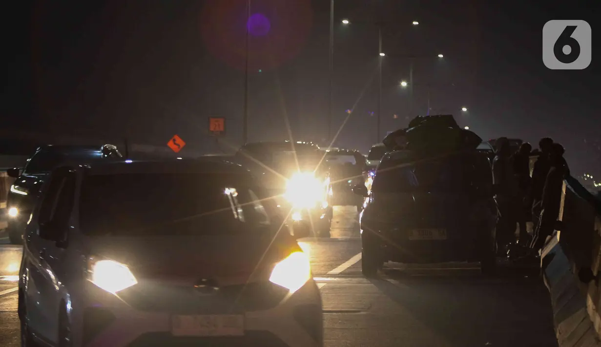Selain itu, dalam aturan tersebut disebutkan bahwa bahu jalan tidak boleh digunakan untuk menarik, menderek atau mendorong kendaraan. (Liputan6.com/Herman Zakharia)