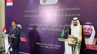 Pertemuan bilateral antara Menteri Agama Yaqut Cholil Qoumas dan Menteri Haji dan Umrah Arab Saudi Tawfiq bin Fawzan Al Rabiah di Hotel Four Seasons, Jakarta, Selasa (30/4/2024). (Liputan6/Benedikta Miranti)