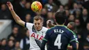 Striker Tottenham, Harry Kane, menyundul bola saat melawan Swansea. Tottenham baru bisa menyamakan kedudukan pada menit ke-70 melalui gol dari Nacer Chadli. (Reuters/Russell Cheyne)