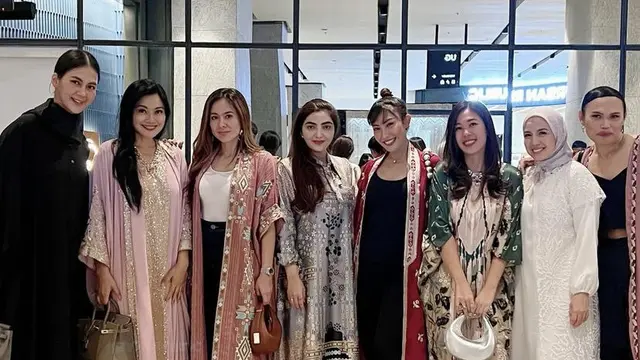 Titi Kamal dan Nagita Slavina Kenakan Tas Hermes  saat Buka Puasa Bareng Geng Cendol, credit: Instagram (@titi_kamall)