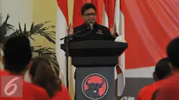 Sekjen PDIP, Hasto Kristianto menyampaikan pidatonya di depan peserta sekolah calon kepala daerah dari PDIP, Jawa Barat, Jumat (3/7/2015). Sekolah partai berlangsung sejak 28 Juni hingga 3 Juli 2015 dihadiri 114 orang calon. (Liputan6.com/Herman Zakharia)