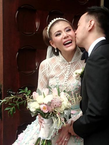 Berbalut Gaun 5 Meter Olga Lydia Wujudkan Impian Di Pernikahan News Entertainment Fimela Com