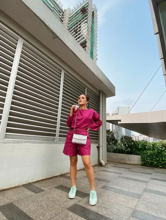 Setelan baju warna fuschia tak kalah menarik dipadukan dengan sepatu biru. Lihat saja tampilan Marsha Aruan satu ini. [Foto IG/aruanmarsha].