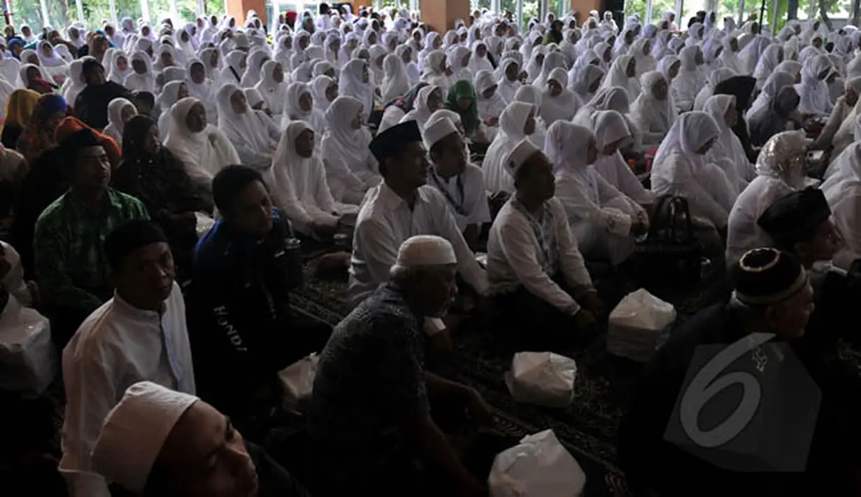 Ribuan jamaah Nahdlatul Ulama DKI saat peringatan maulid dan zikir di Jakarta, Kamis (19/2). Acara ini digelar untuk mendoakan umat dan negara. (Liputan6.com/Johan Tallo)
