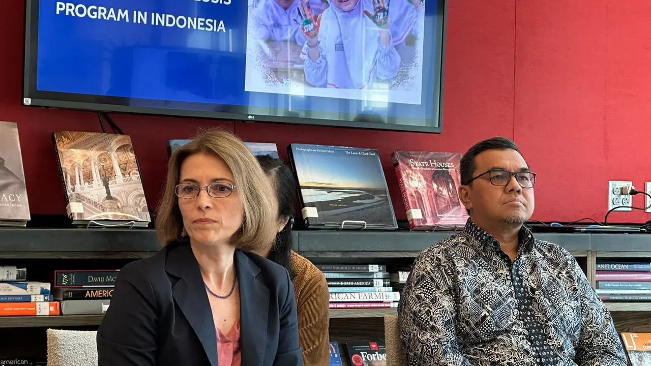 Direktur Kantor Kesehatan USAID Eni Martin dan Ketua Program Tuberkulosis USAID Bey Sonata  dalam pernyataan pers kepada media, Senin (25/3/2024)