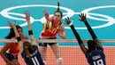 Atlet voli asal Belanda, Lonneke Sloetjes (tengah) melakukan smash saat laga melawan Italia di Olimpiade Rio 2016, Brasil pada 10 Agustus 2016. (REUTERS / Pilar Olivares)