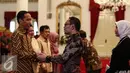 Presiden Joko Widodo bersalaman dengan Menteri Tenaga Kerja Muhammad Hanif Dhakiri dalam Silaturahmi Idul Fitri 1437 H di Istana Negara, Jakarta, Senin (11/7). (Liputan6.com/Faizal Fanani)