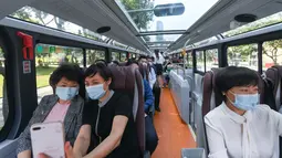 Orang-orang menaiki sebuah bus wisata di Shenzhen, Provinsi Guangdong, China selatan (22/10/2020). Shenzhen pada Kamis (22/10) meluncurkan tiga jalur bus wisata bagi wisatawan, yang masing-masing menampilkan budaya, teknologi, dan pemandangan malam kota tersebut. (Xinhua/Mao Siqian)