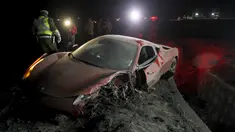 Kondisi Mobil Ferrari milik pesepakbola Chile, Arturo Vidal yang rusak parah usai mengalami kecelakaan di Kota Buin, Chile, Selasa (16/6/2015). Vidal yang mengendarai mobil tersebut langsung dibawa ke rumah sakit. (REUTERS/Felipe Fredes)