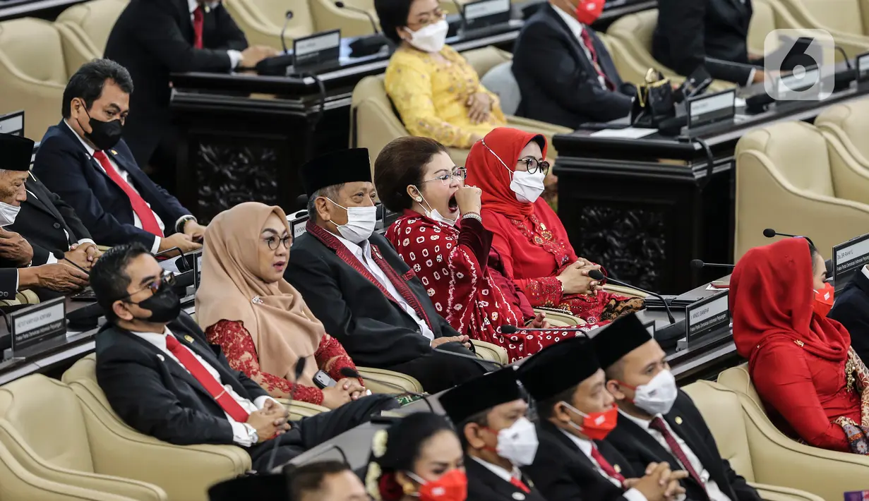 Anggota DPR menghadiri rapat Paripurna DPR pembukaan masa persidangan I DPR tahun sidang 2022-2023 di Gedung Nusantara, Kompleks Parlemen, Senayan, Jakarta, Selasa (16/8/2022). (Liputan6.com/Johan Tallo)