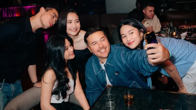 6 Potret Kedekatan Prilly Latuconsina dan Omara Esteghlal, Momen Manis Disorot