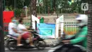 Pengendara melintasi Ruang Publik Terpadu Ramah Anak (RPTRA) Amir Hamzah yang ditutup di kawasan Menteng, Jakarta, Selasa (21/4/2020). Pemerintah Provinsi (Pemprov) DKI Jakarta menutup RPTRA di masa penerapan Pembatasan Sosial Berskala Besar (PSBB). (Liputan6.com/Immanuel Antonius)