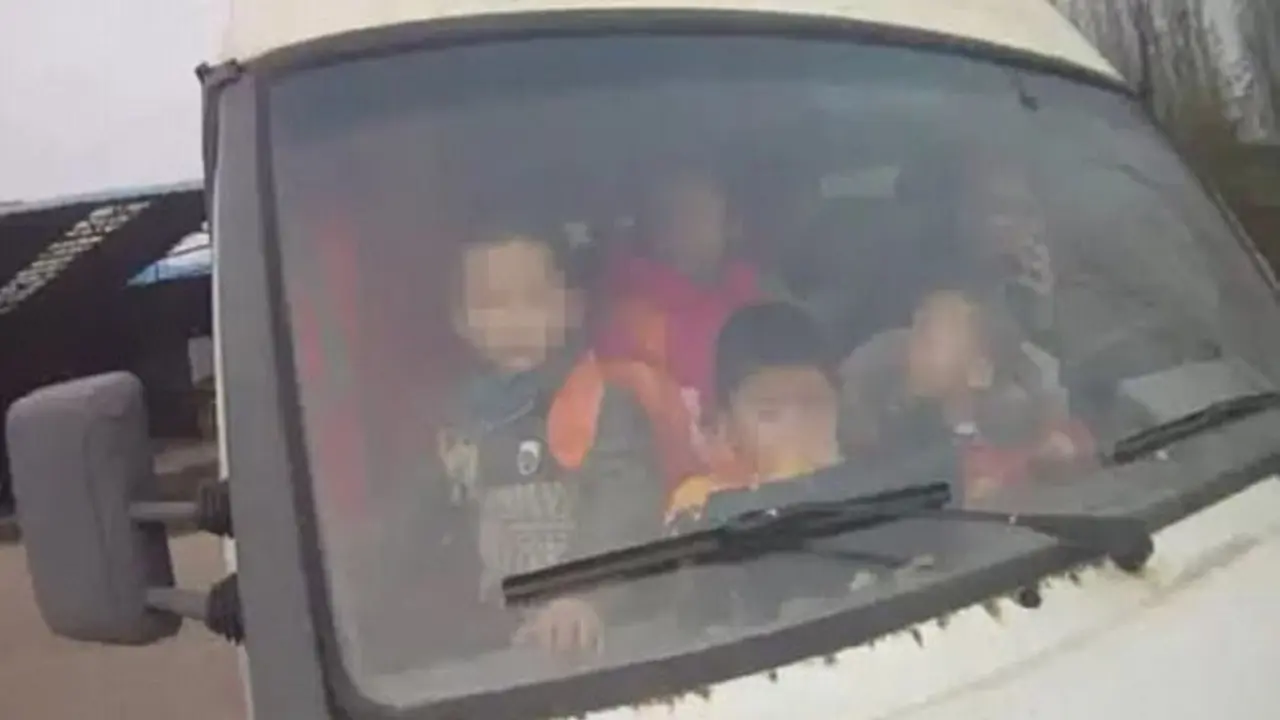 Bus yang penuh sesak ditumpangi 76 orang. (Nanyang Police/WeChat)