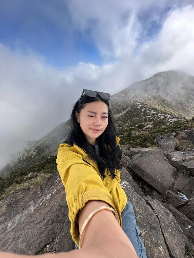 8 Potret Wendy Walters yang Ketagihan Mendaki Gunung, Selalu Jadi Pengalaman Menarik
