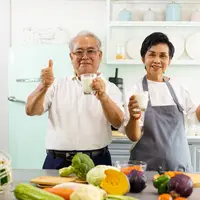 Ilustrasi lansia rutin minum susu. (Shutterstock)