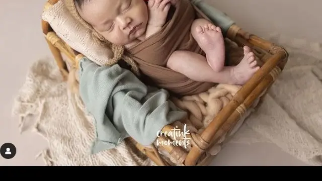 Foto keluarga Randy Pangalila bersama putranya yang baru lahir, Asher (Foto: instagram creatinkmoments/randpunk)