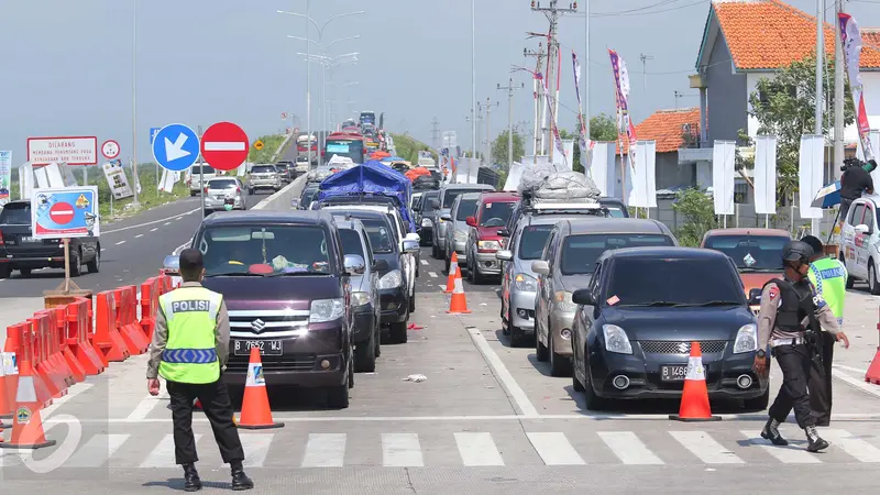 20160702-Meski Sudah Contra Flow, Pemudik Harus Menunggu Lama-Brebes