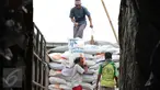 Pekerja menurunkan beras bulog di Pasar Induk Cipinang, Jakarta, (16/2). Kementerian Pertanian mencatat harga beras Desember 2014 hingga Januari 2016 memang mengalami kenaikan, namun berangsur turun pada pekan kedua Februari. (Liputan6.com/Angga Yuniar)