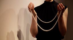 Model menampilkan kalung berhias 110 mutiara alam di balai lelang Christie, London, Inggris, Selasa (9/4). Kalung yang ditaksir berharga Rp 35-49 M ini akan dilelang di Geneva Magnificent Jewels pada 15 Mei mendatang. (AP Photo/Kirsty Wigglesworth)