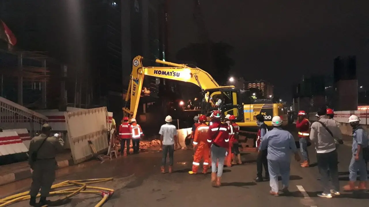 Petugas menangani kebocoran gas di Jalan MT Haryono, di Depan Kantor BNN