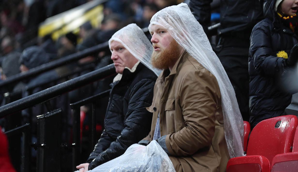 Fans Watford  setia menyaksikan tim kesayangannya berlaga walaupun kehujanan pada laga Premier League di Vicarage Road, (1/1/2017). Spurs menang 4-1. (Reuters/Eddie Keogh) 