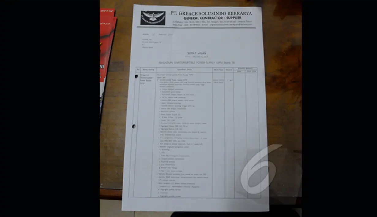 Pihak SMAN 78 memperlihatkan surat jalan yang mereka terima dari PT. Greace Solusindo Berkarya, Jakarta, Senin (2/3/2015). Diduga hampir semua sekolah di Jakarta menerima UPS senilai Rp 6 Miliar(Liputan6.com/Andrian M Tunay)