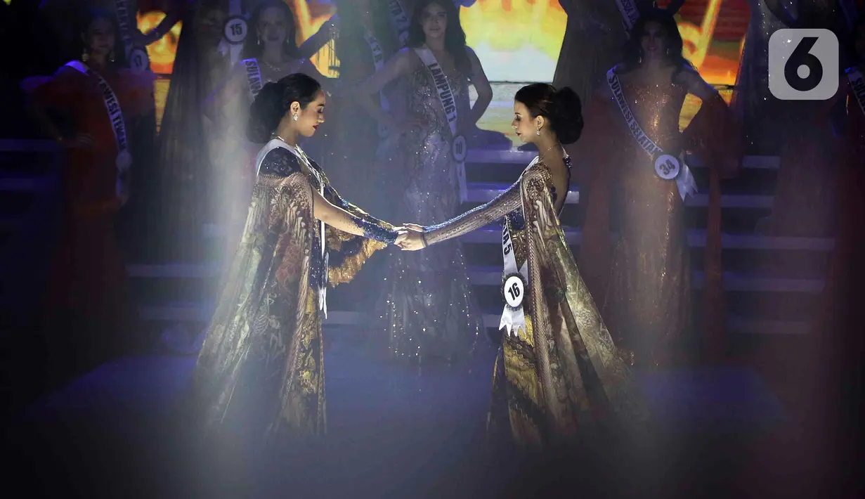 Puteri Indonesia 2022 terpilih Laksmi Shari De Neefe Suardana (kiri) saat Malam Puncak Grand Final Pemilihan Puteri Indonesia 2022 di Plenary Hall Jakarta Convention Center (JCC) Senayan, Jakarta, Jumat (27/5/2022). Laksmi Shari De Neefe Suardana terpilih menjadi Puteri Indonesia 2022. (Liputan6.com/Herman Zakharia)