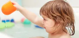 Sensory play tidak hanya melibatkan tangan, tetapi juga dapat mengajak anak bergerak aktif. [Dok/freepik.com/bearfotos]