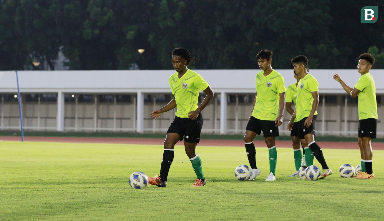 Pantauan Bola.com, kaki yang menjadi kekuatan utama pemain menggunakan kaus kaki berwarna hitam. Adapun kaki lainnya menggunakan warna kaus hijau tua. (Bola.com/M Iqbal Ichsan)